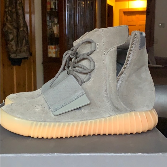 YEEZY BOOST 750 - Picture 2 of 5